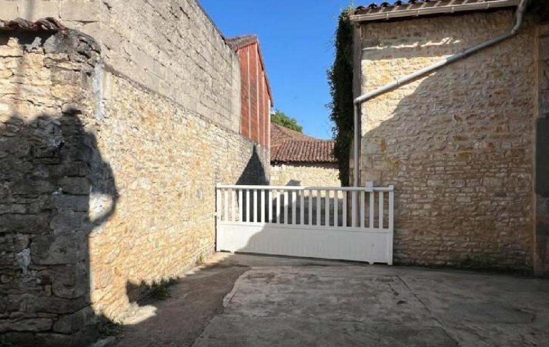 AGENCE TIC RUFFEC : House | CHAMPAGNE-MOUTON (16350) | 154 m2 | 86 000 € 